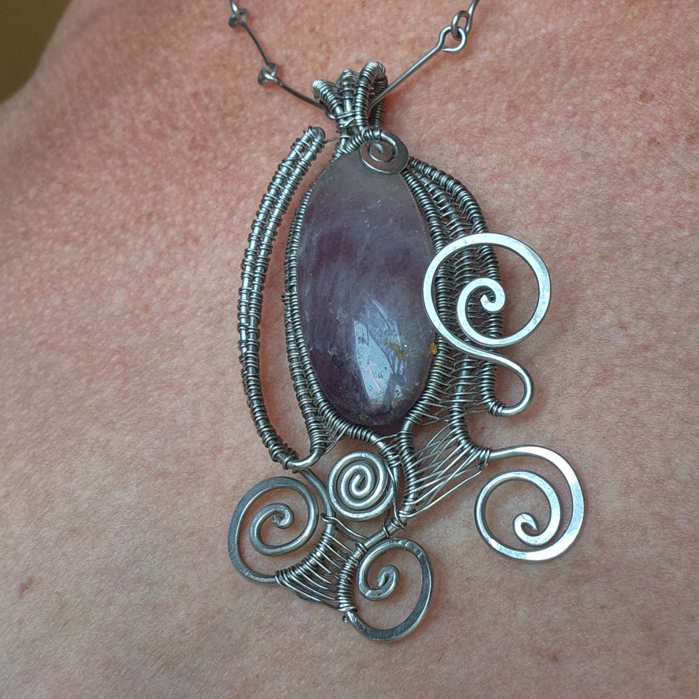 Elegant Silver and Natural Stone Wire Pendant Necklace